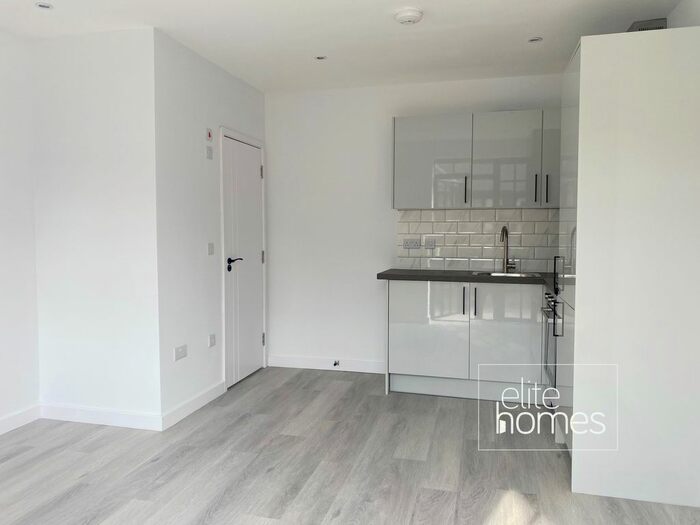 Studio To Rent In High Road, London, N17