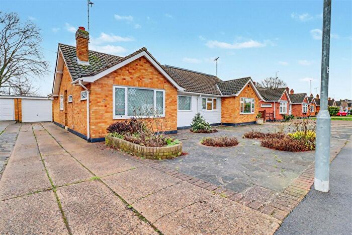 2 Bedroom Semi-Detached Bungalow For Sale In Whist Avenue, Wickford, SS11