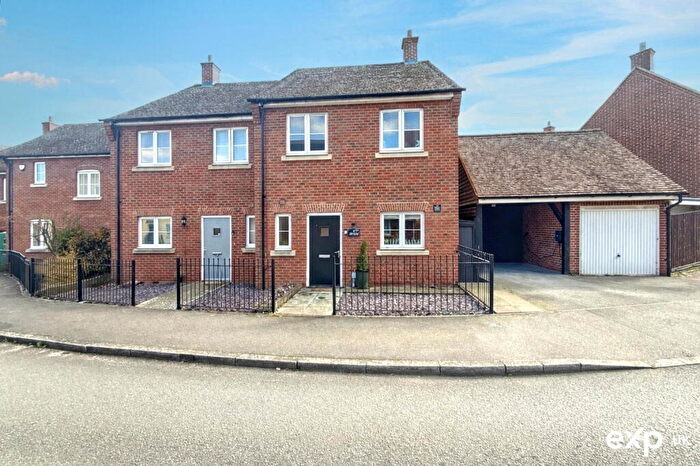 3 Bedroom End Of Terrace House For Sale In Acres Way, Aylesbury, HP19