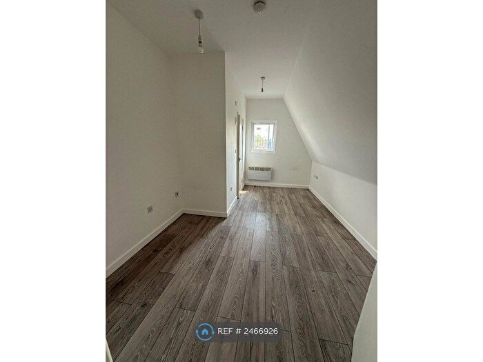 1 Bedroom Flat To Rent In Broad Street, Dagenham, RM10