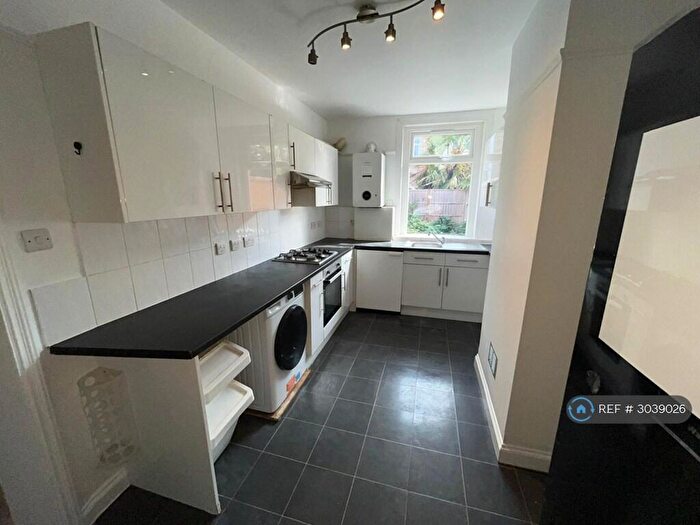 2 Bedroom Flat To Rent In Ingatestone Road, London, SE25