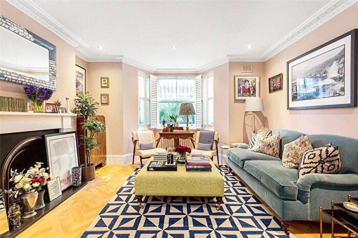 2 Bedroom Apartment To Rent In Redcliffe Gardens, Chelsea, SW10