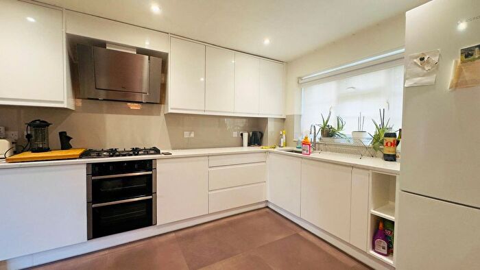 2 Bedroom Flat To Rent In College Court, The Mall, Ealing Broadway, London, W5