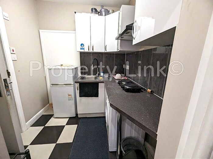 Studio To Rent In Cranbrook Rd, Ilford, IG1