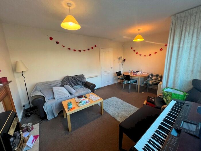 2 Bedroom Duplex To Rent In Queenswood Drive, Leeds, West Yorkshire, LS6