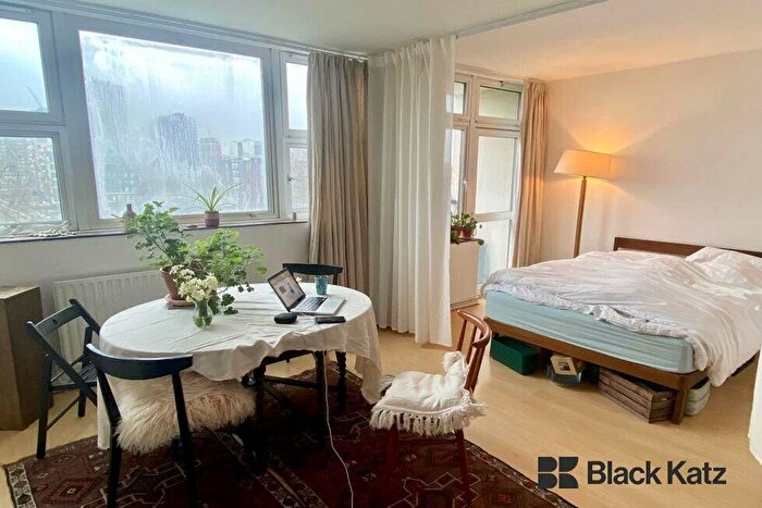 Flat To Rent In Christian Street, Whitechapel, E1