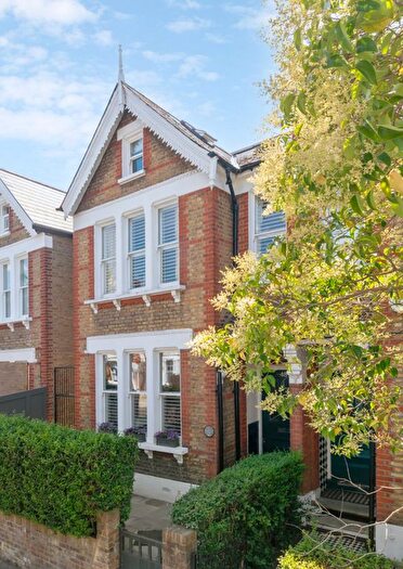 5 Bedroom Semi Detached House For Sale In Lynette Avenue, London, SW4