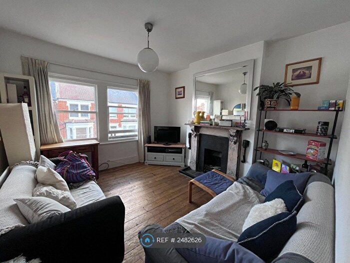2 Bedroom Flat To Rent In Prideaux Road, London, SW9