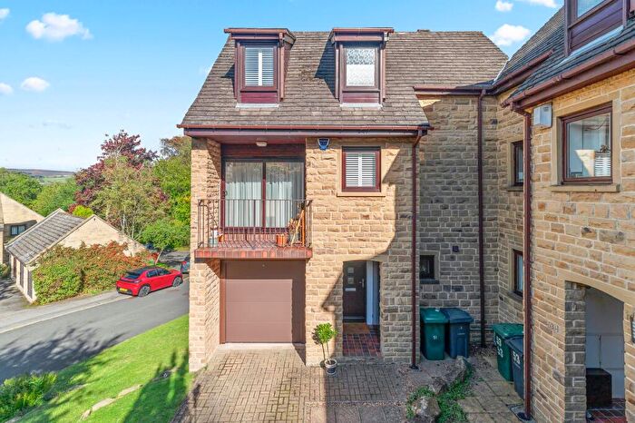 3 Bedroom Link Detached House For Sale In Ilkley Hall Park, Ilkley, West Yorkshire, LS29