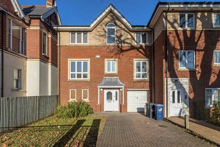 4 Bedroom Property To Rent In Creswick Road, London, W3