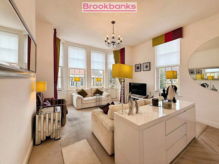 3 Bedroom Maisonette For Sale In Chapel Drive, Dartford, DA2