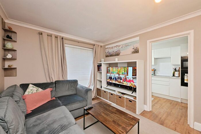 2 Bedroom Flat For Sale In Buryholme, Broxbourne, EN10