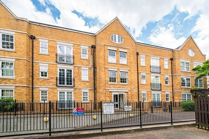 2 Bedroom Flat For Sale In Twickenham Road, Old Isleworth, TW7