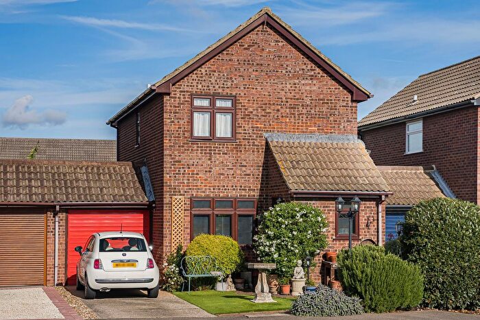 3 Bedroom Link Detached House For Sale In Seaview Drive, Great Wakering, SS3