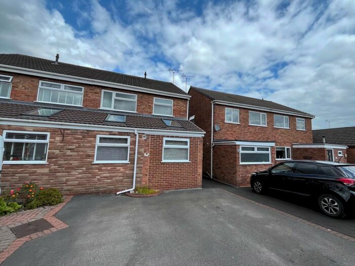 3 Bedroom House To Rent In Greenacres Drive, Uttoxeter, ST14