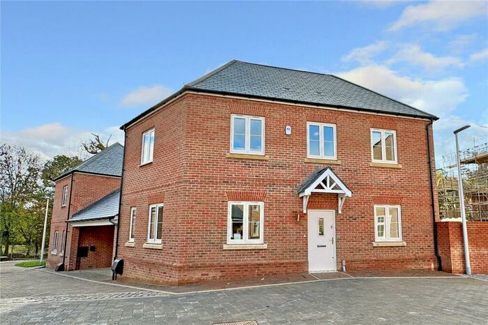 3 Bedroom Link Detached House To Rent In Charsley Road, Wilton Park, Beaconsfield, HP9