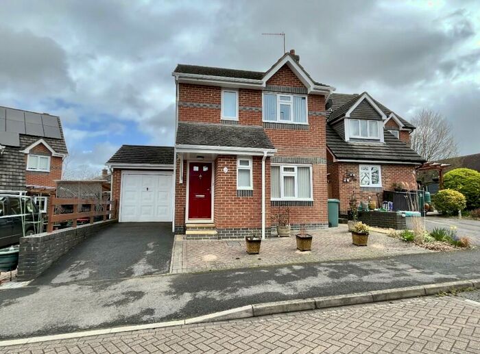 3 Bedroom Detached House For Sale In Birches Crest, Hatch Warren, Basingstoke, RG22