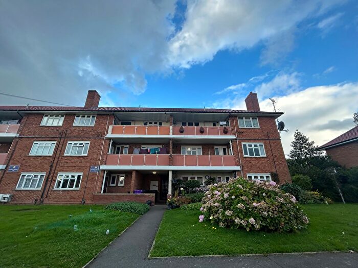 3 Bedroom Flat To Rent In Warstones Gardens, Wolverhampton, WV4