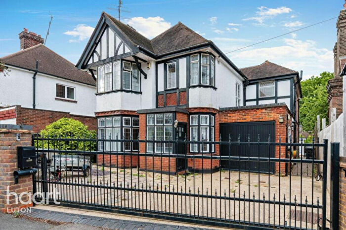 4 Bedroom Detached House For Sale In Whitehill Avenue, Luton, LU1