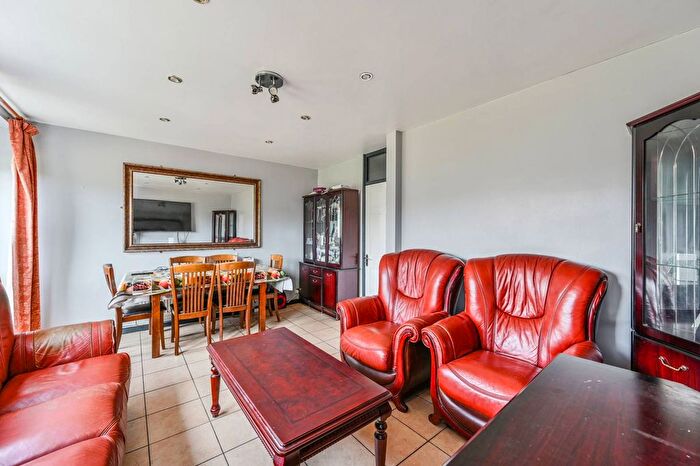 3 Bedroom Flat To Rent In Mursell Estate, Stockwell, London, SW8