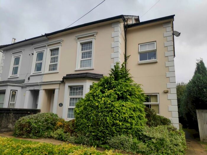 Flat To Rent In Gloucester Road, Redhill, RH1