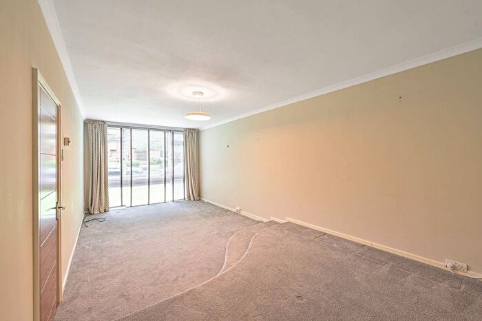 3 Bedroom Flat To Rent In Garden Court, North Finchley, London, N12