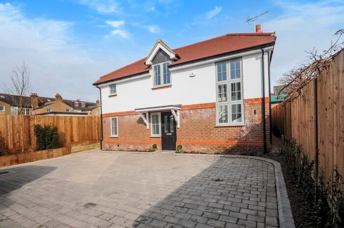 3 Bedroom Detached House To Rent In Fords Place, Northwood, HA6