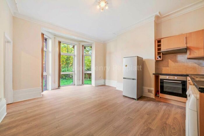 1 Bedroom Flat To Rent In Windmill Hill, Enfield Town, EN2