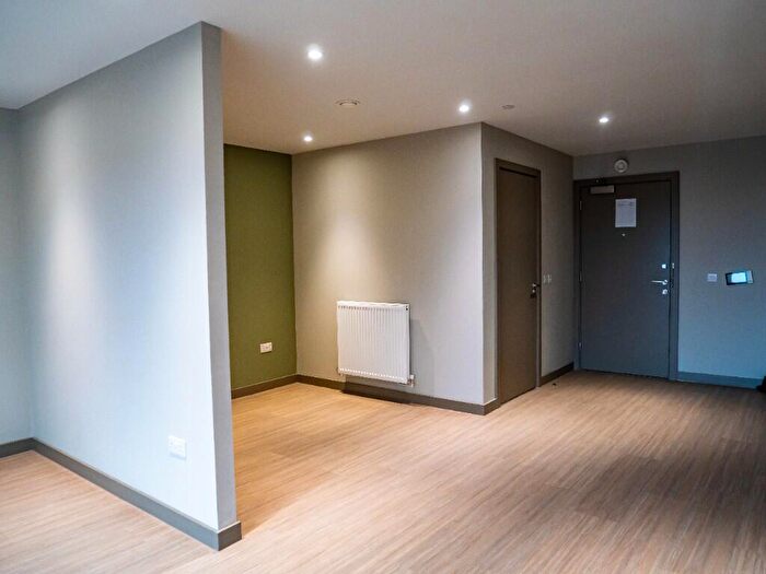 Apartment To Rent In Candleriggs, Trongate, Glasgow, G1