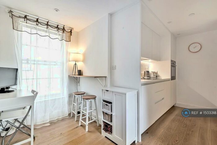 Studio To Rent In King Georges Walk, Esher, KT10