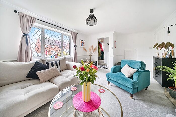 3 Bedroom Semi-Detached House For Sale In Weir Road, Hampshire, RG27