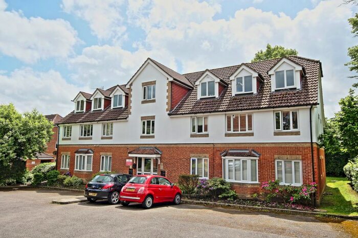 2 Bedroom Flat To Rent In Alexandra Gardens, Knaphill, Woking, GU21