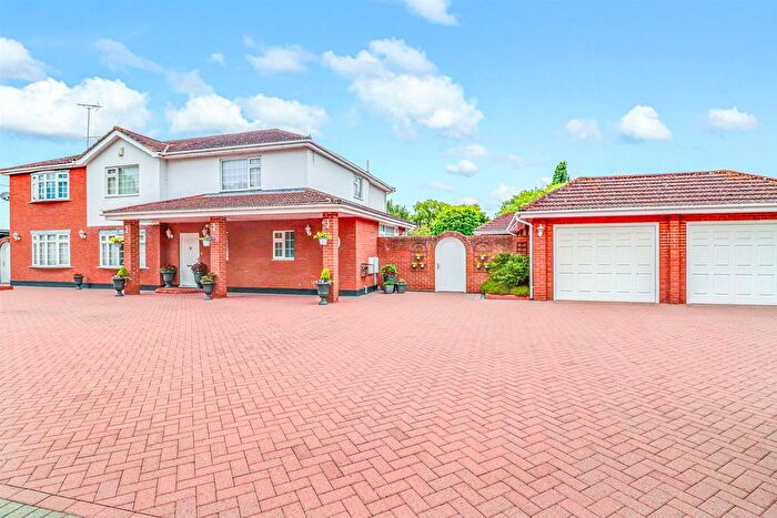 4 Bedroom Detached House For Sale In Lower Road, Hullbridge, Hockley, SS5