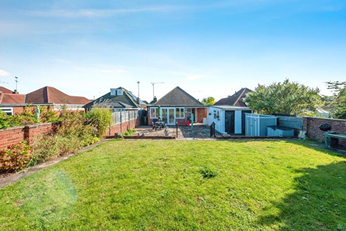 3 Bedroom Bungalow For Sale In Homedale Drive, Luton, Bedfordshire, LU4