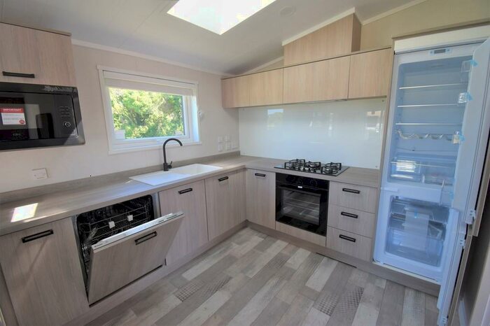 2 Bedroom Detached Bungalow For Sale In Ridgeway Park Resort, Manorbier, SA70