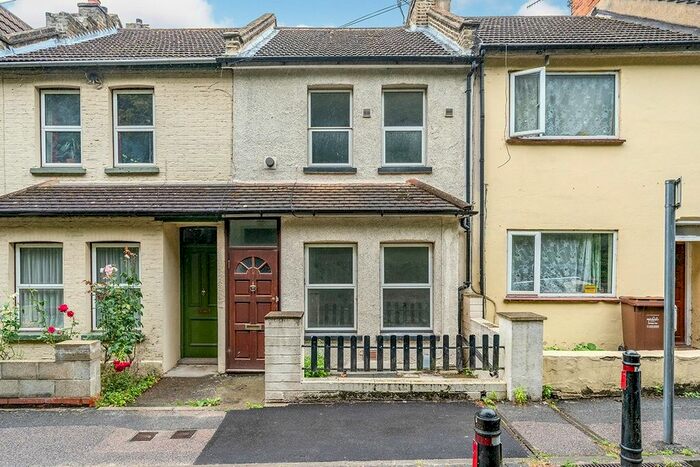 3 Bedroom Terraced House To Rent In Boundary Road, Chatham, Kent, ME4