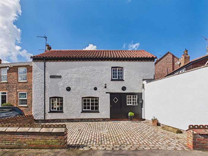 2 Bedroom Detached House For Sale In Narrow Lane, North Ferriby, HU14