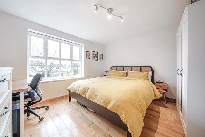 2 Bedroom Flat For Sale In Chamberlayne Avenue, Wembley, HA9