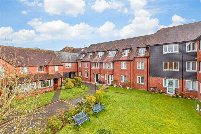 2 Bedroom Flat For Sale In Woodbury Lane, Tenterden, Kent, TN30