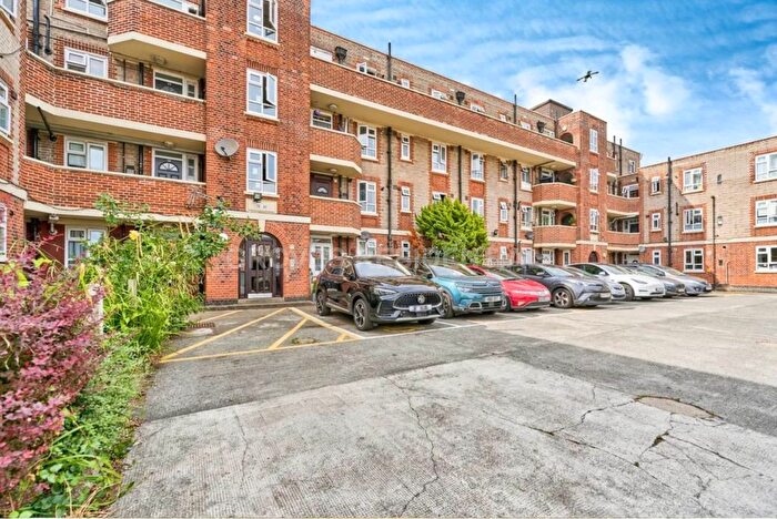 3 Bedroom Flat For Sale In Byfield, New Malden, KT3
