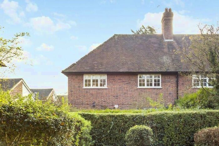 2 Bedroom Maisonette To Rent In Neale Close, London, N2