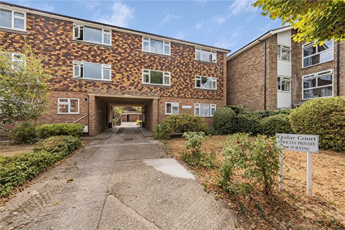 2 Bedroom Flat For Sale In Cedar Court, Lime Grove, New Malden, KT3