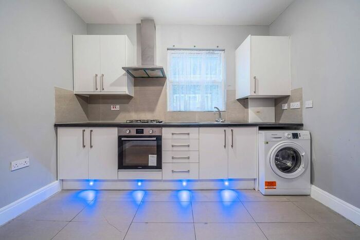 2 Bedroom Flat To Rent In Garratt Lane, Tooting Broadway, London, SW17