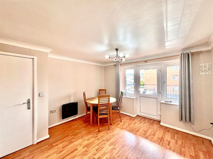 1 Bedroom Flat To Rent In Duett Court, St. Giles Close, Heston, Hounslow, TW5