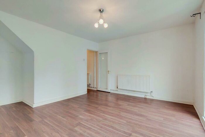 3 Bedroom Maisonette To Rent In Windsor Terrace, Islington, London, N1