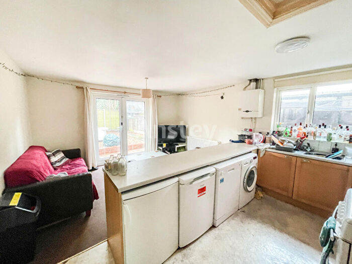 6 Bedroom Semi-Detached House To Rent In Burlington Road, Southampton, SO15