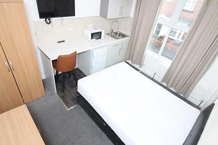 Studio To Rent In - Clarke Square- Studio In A Bed House, S2