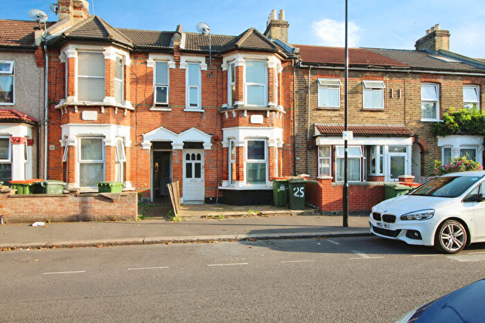 3 Bedroom Flat To Rent In Stanley Road, Manor Park, London, E12