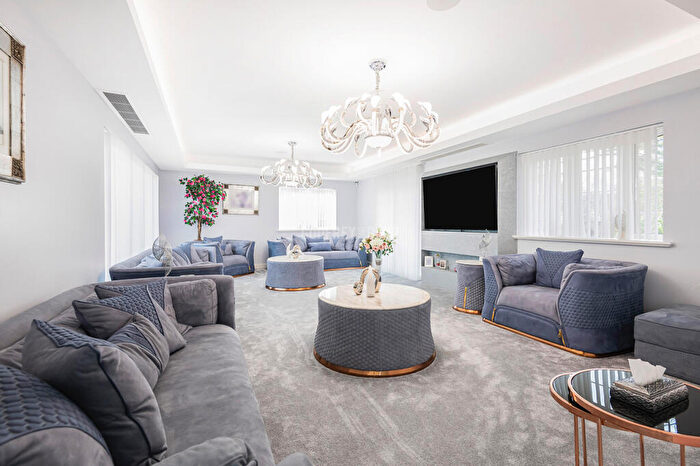 5 Bedroom Detached House To Rent In Corbar Close, Hadley Wood, EN4