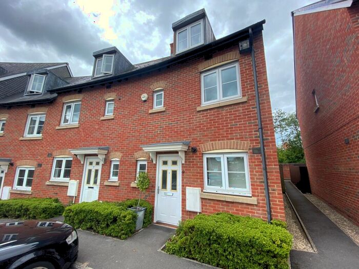 3 Bedroom Town House To Rent In Strouds Close, Old Town, Swindon, SN3